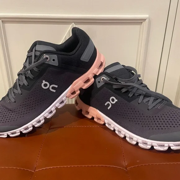 On Running Women's Cloudswift Black, Gray with Rose Accent size 6 - Picture 4 of 8